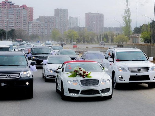 Свадебный кортеж «черепашьей скоростью» парализовал движение на одной из оживленных дорог Баку – ВИДЕО