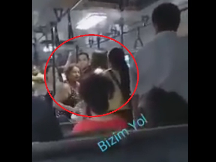 Очередной скандал в бакинском автобусе: разъяренная женщина напала на девушку – ВИДЕО