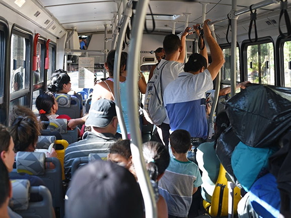 Драка между женщинами в бакинском автобусе: «Все в твоем роду тряпки» - ВИДЕО