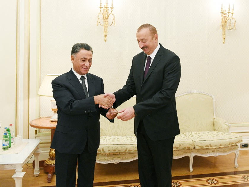 Президенту Ильхаму Алиеву вручено удостоверение личности нового поколения под номером один – ФОТО