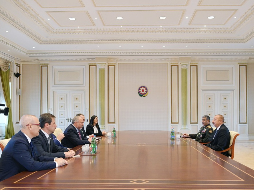 Президент Ильхам Алиев принял делегацию во главе с министром обороны Израиля