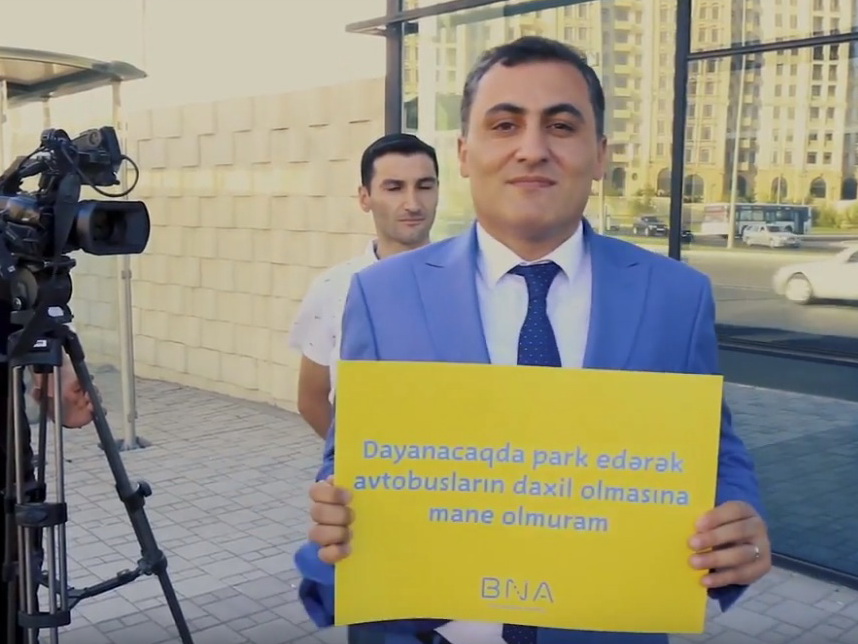 В Баку прошел флешмоб против парковки на тротуарах – ВИДЕО
