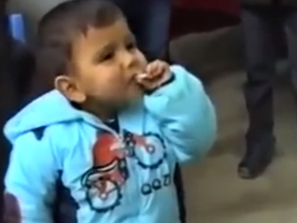 Курящий мальчик: почему некоторые родители в Азербайджане толкают своих детей на абсурдные поступки? – ВИДЕО