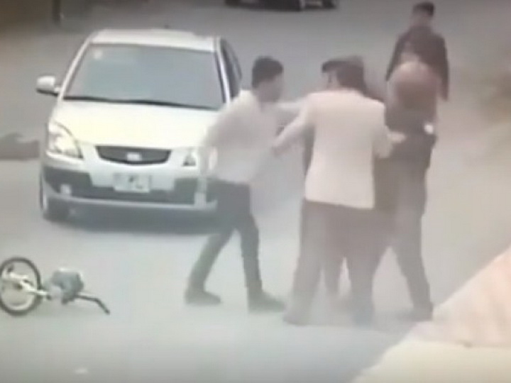 В Баку водитель сбил ребенка и набросился с кулаками на пожилого мужчину – ВИДЕО