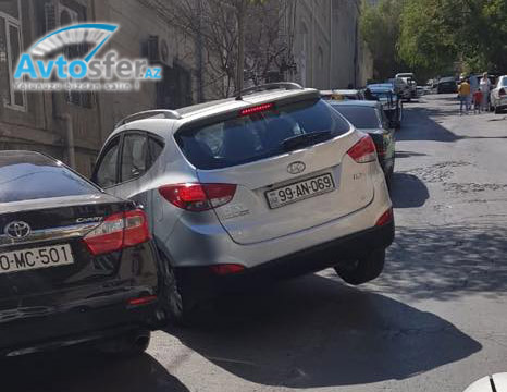 Самый уникально припаркованный автомобиль Баку – ФОТО