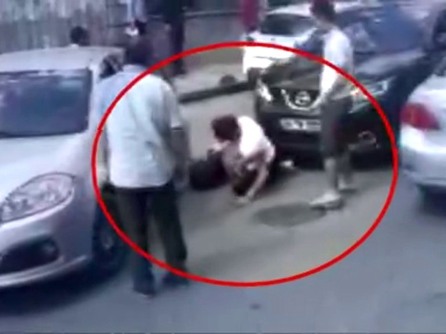 В Стамбуле женщина-водитель избила цепью водителя-мужчину, не уступившего ей дорогу – ВИДЕО - ФОТО