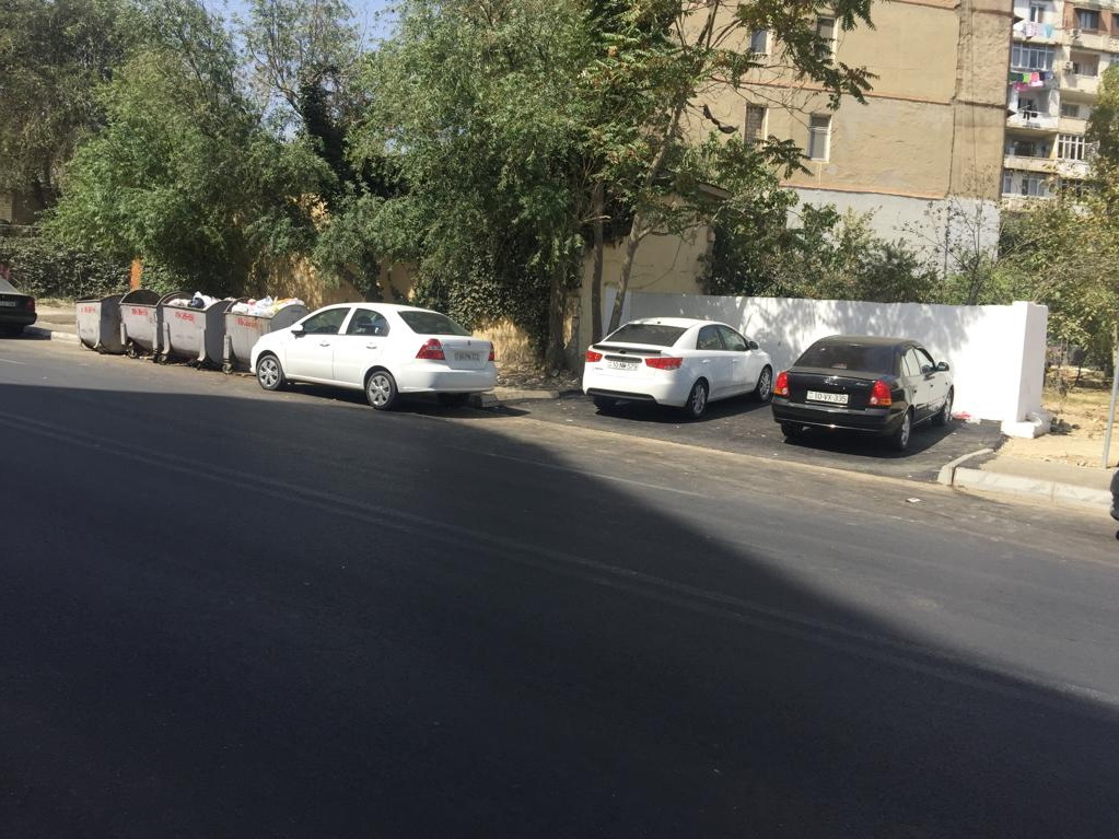 В Баку место для мусорных баков превратили в парковку – ФОТОФАКТ