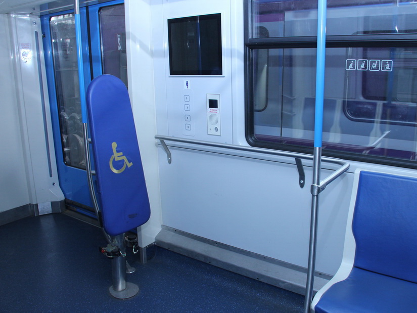 Во всех вагонах Бакметрополитена выделят места для лиц с ограниченными физическими возможностями - ФОТО