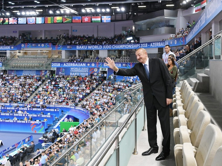 Prezident İlham Əliyev cüdo üzrə dünya çempionatında yarımfinal qarşılaşmasına baxıb - FOTO