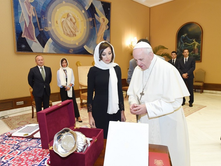 Mehriban Əliyeva Roma Papası Fransisk ilə görüşüb – FOTO