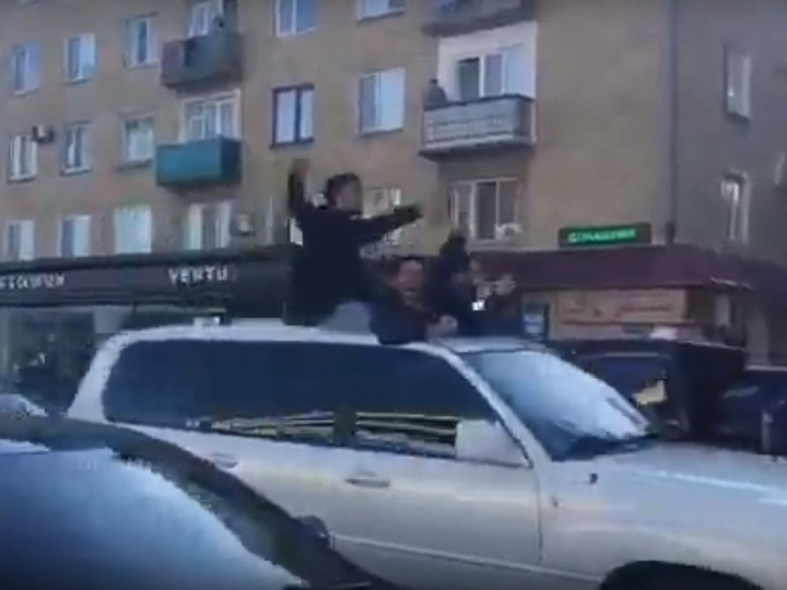 Это было избиение цыпленка: жители Дагестана празднуют победу Нурмагомедова - ВИДЕО