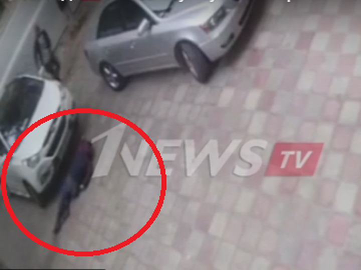 Очередная «подстава» в Баку: мужчина бросается на подающую назад машину - ВИДЕО