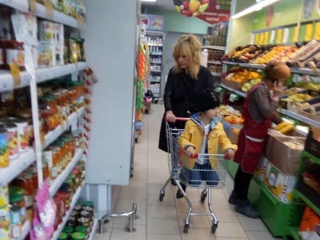 Алла Пугачева покупает продукты в дешевом супермаркете – ФОТО