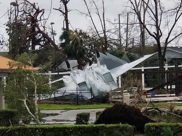 В США ураган уничтожил 22 истребителя – ВИДЕО