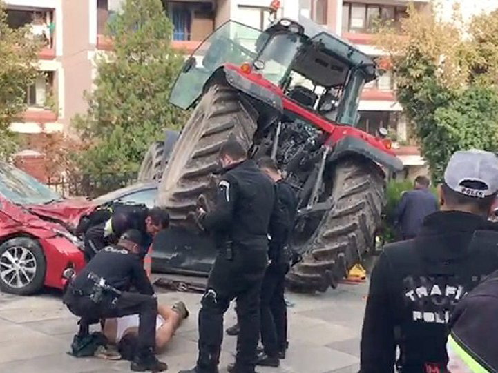Паника в Анкаре: Мужчина на тракторе пытался протаранить здание парламента – ФОТО – ВИДЕО