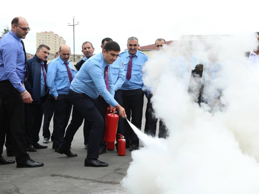 Водители бакинских автобусов учатся тушить пожары – ФОТО