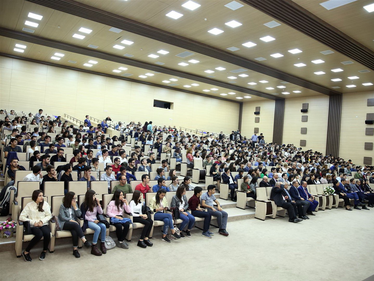 В Бакинской Высшей школе нефти показали фильма «Насими»