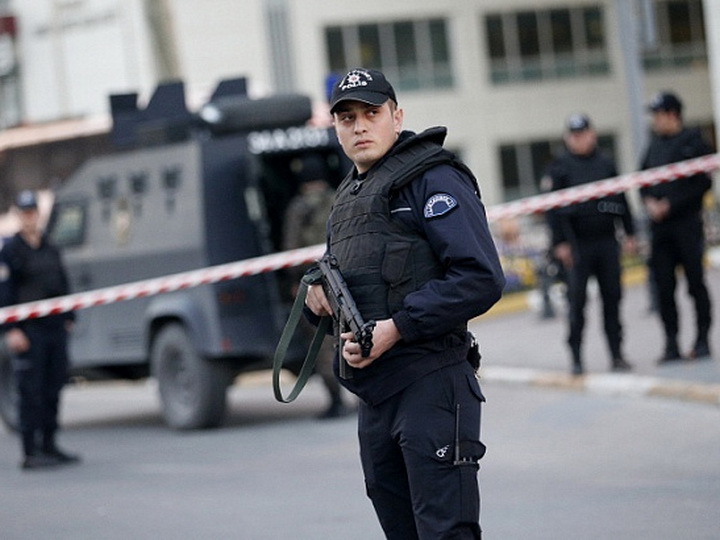 В Турции сбежавший из тюрьмы мужчина ранил ножом девять человек