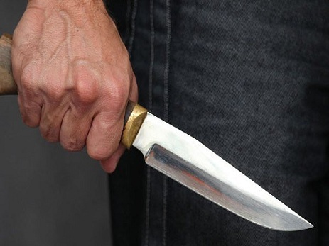 Avtobusda qızlara sataşan sərxoş kişi iki gənci bıçaqladı – VİDEO