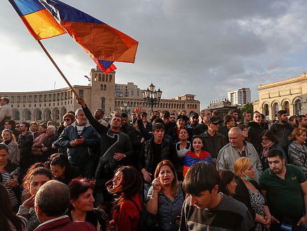В Армении после смены власти революционеры хотят получить вознаграждение