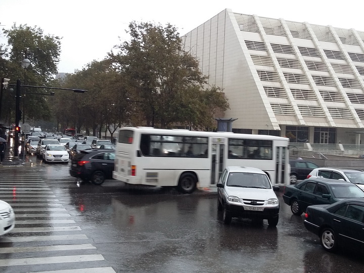 Из-за дождя увеличилось число аварий на дорогах Баку
