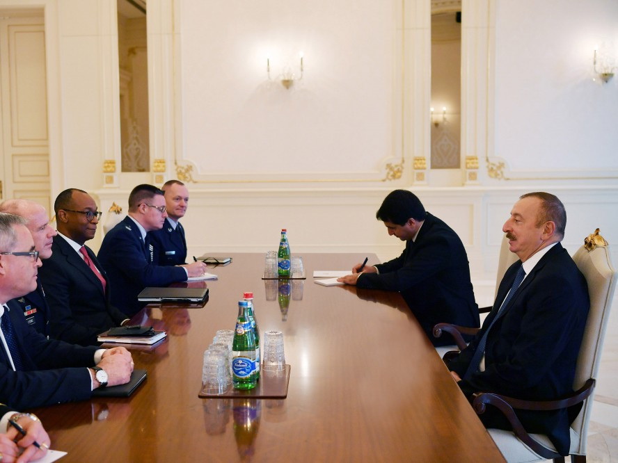 Президент Ильхам Алиев принял командующего Транспортным командованием США - ФОТО
