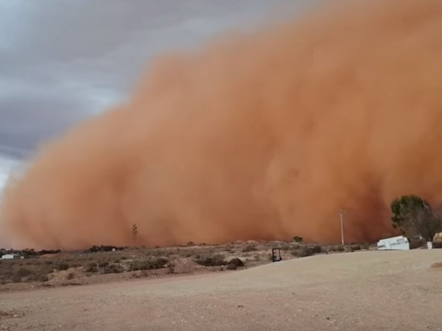 Гигантская пыльная буря поразила австралийцев - ВИДЕО