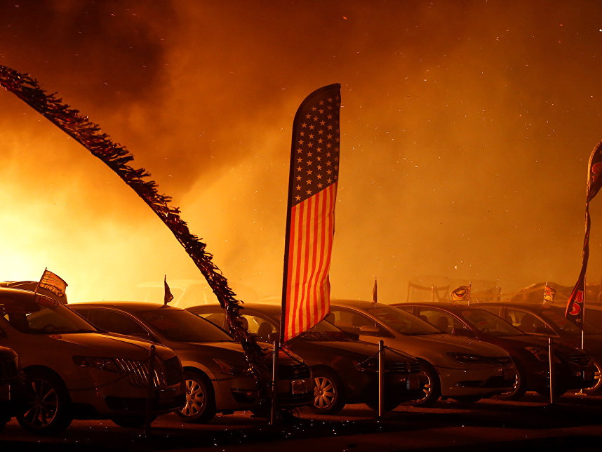 Глава Tesla предложил помощь в эвакуации пострадавших от пожаров