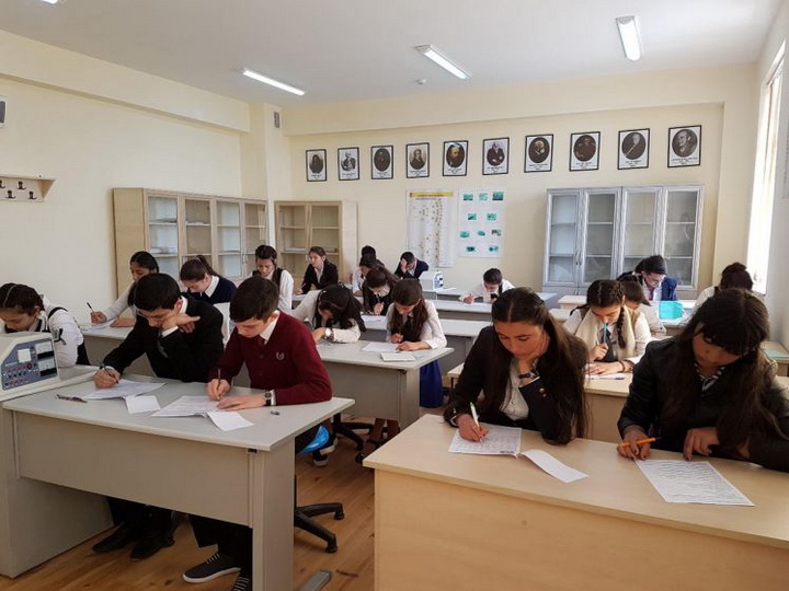 К каким иностранным языкам проявляют интерес азербайджанские школьники?