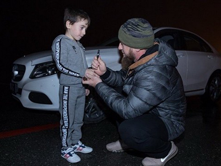 Рамзан Кадыров подарил Mercedes мальчику, отжавшемуся более 4000 раз - ВИДЕО