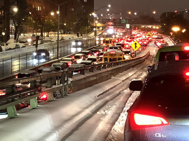 Снегопад парализовал движение транспорта в Нью-Йорке