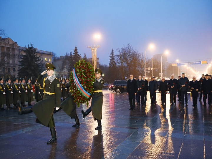 İlham Əliyev Minskdə “Qələbə” meydanını ziyarət edib – FOTO