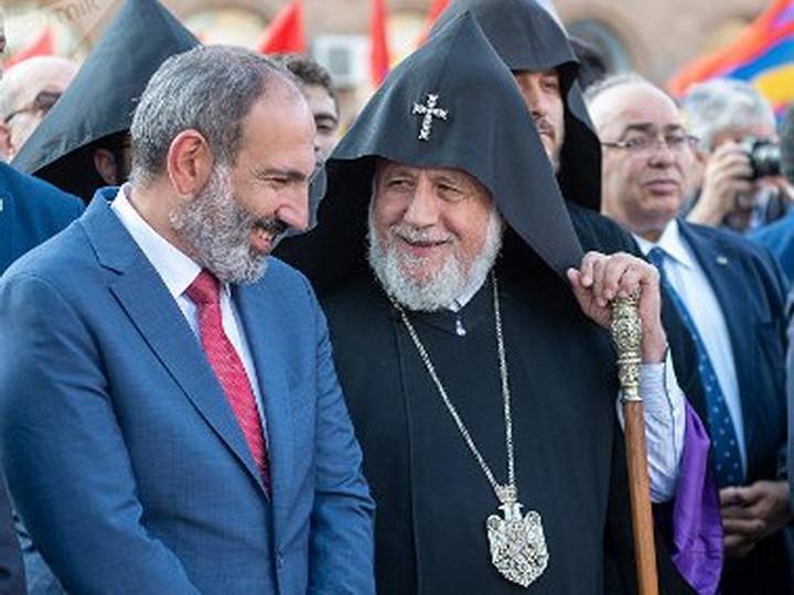 СМИ: Как Пашинян наладил отношения с католикосом всех армян