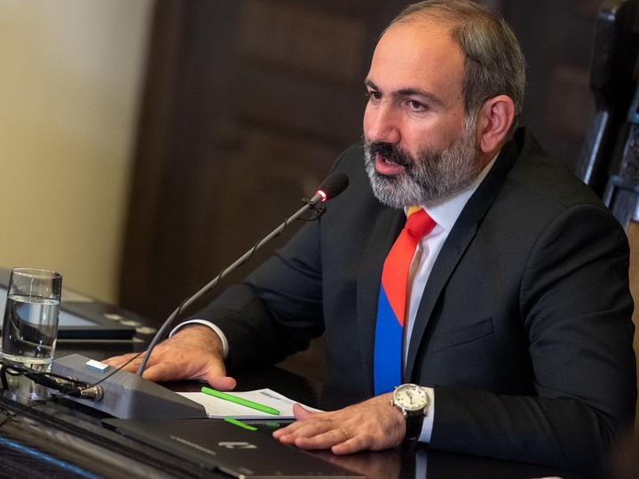 Вслед за носками Пашинян надел на себя галстук в цветах армянского флага - ФОТО