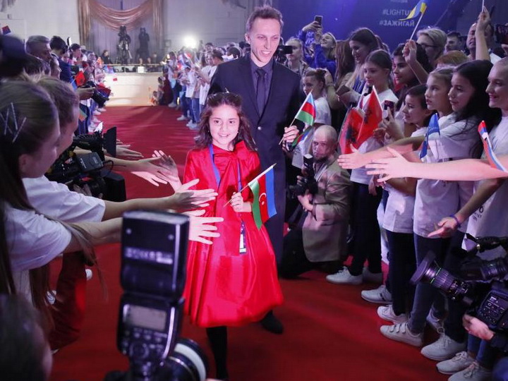 Фидан Гусейнова на красной дорожке церемонии открытии «Детского Евровидения 2018» - ФОТО - ВИДЕО