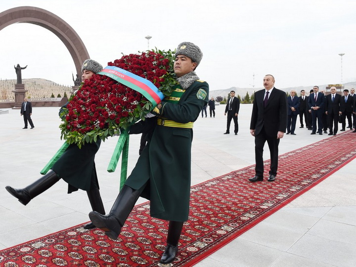 Президент Ильхам Алиев посетил в Ашгабаде мемориальный комплекс «Народная память» - ФОТО