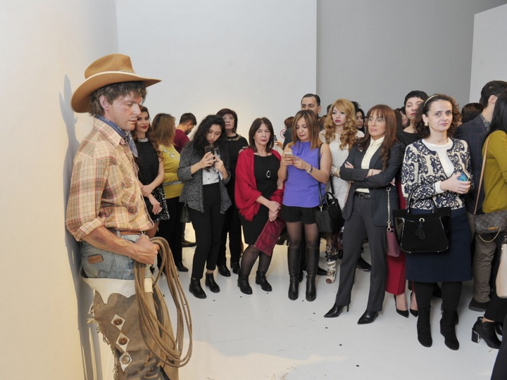 В Центре Гейдара Алиева открылась выставка «Гиперреалистичная скульптура. Не отличается от живого» - ФОТО