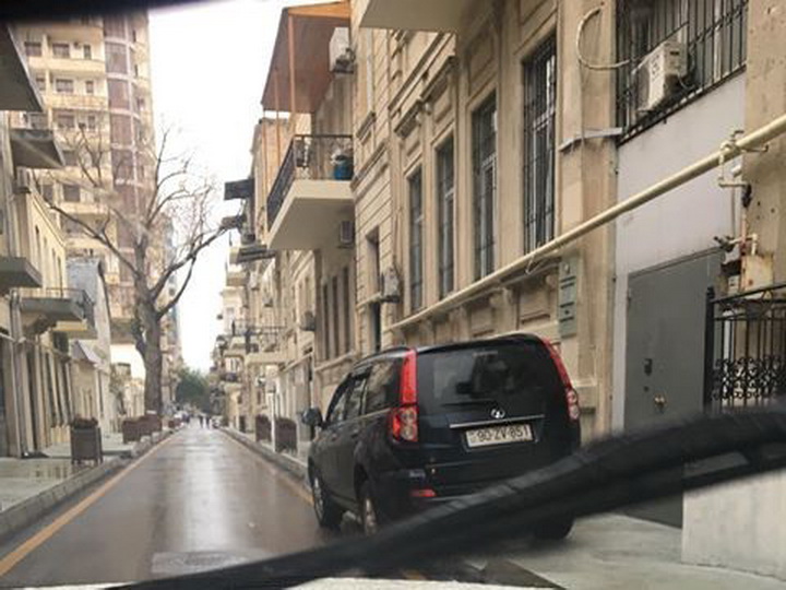Неисправимые: Водители Баку продолжают влезать на тротуары – ФОТОФАКТ
