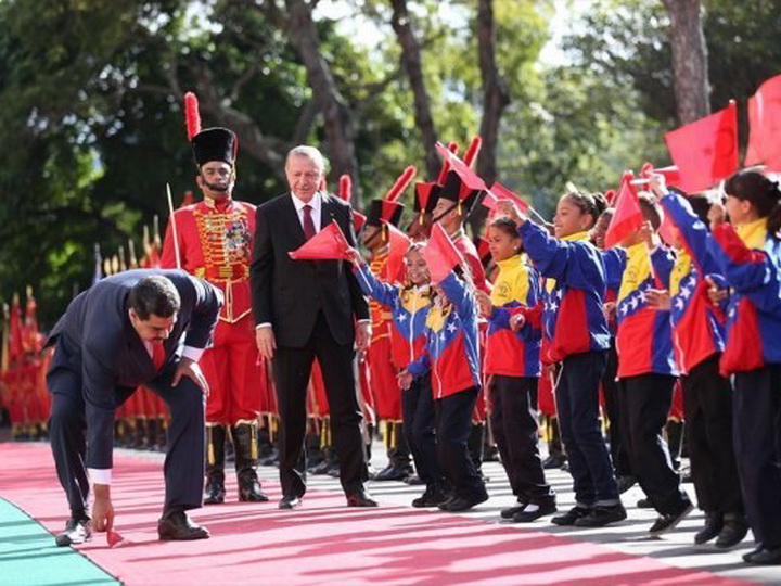 Жест уважения: Президент Венесуэлы поднимает с земли упавший турецкий флаг – ВИДЕО