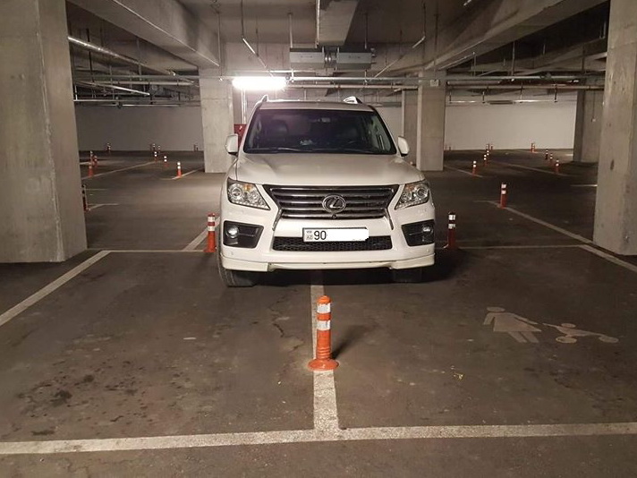 Внедорожник занял на парковке в Баку места 3 автомобилей – ФОТО