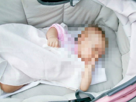 В Азербайджане ребенок умер, выпав из люльки
