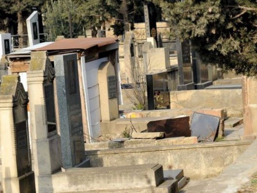 В Марнеули на кладбище избили муллу