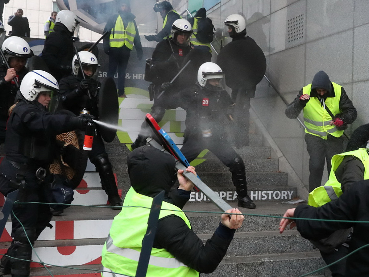 В Брюсселе на акции «желтых жилетов» задержали 450 человек