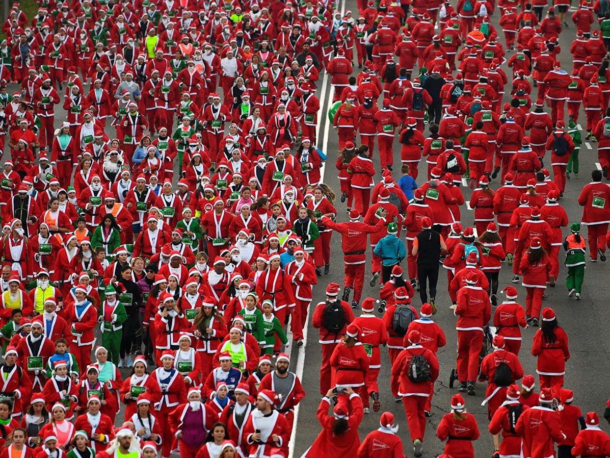 В Мадриде тысячи Санта-Клаусов устроили забег в поддержку борьбы с раком