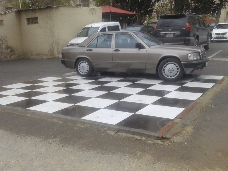 «Горе-шахматист»: В Баку водитель припарковался на «шахматной площадке» в реконструированном дворе – ФОТО