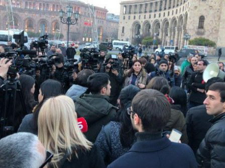В Ереване проходит акция протеста сторонников Роберта Кочаряна