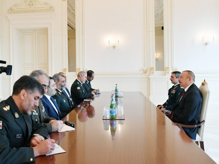 Президент Ильхам Алиев принял делегацию под руководством командующего Пограничными войсками Ирана