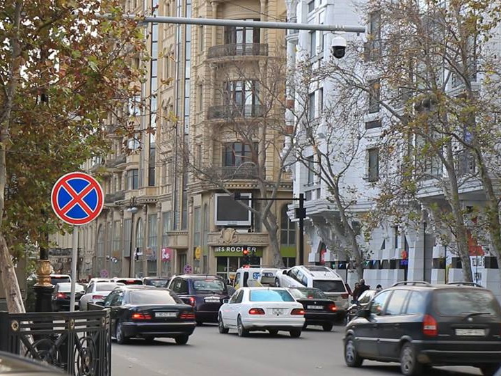 В Баку спецтехника за сутки оштрафовала за неправильную парковку более 3500 водителей – ФОТО