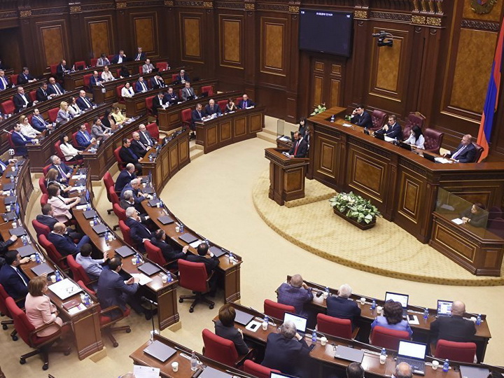 В новом парламенте Армении начались споры вокруг кресла вице-спикера