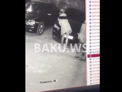В Баку девушка в мини-юбке поцарапала капот AUDI гвоздем – ВИДЕО